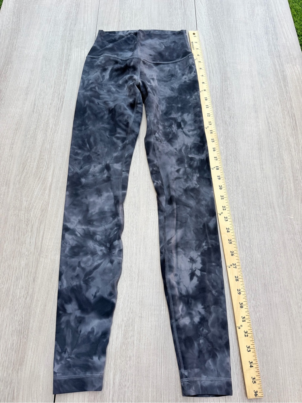 lululemon athletica Gray Stretch Fabric Legging Detail